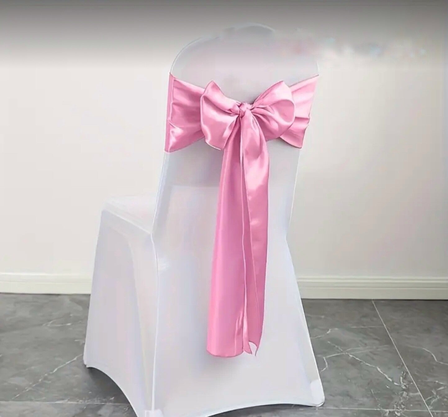 Noeud en satin rose foncé