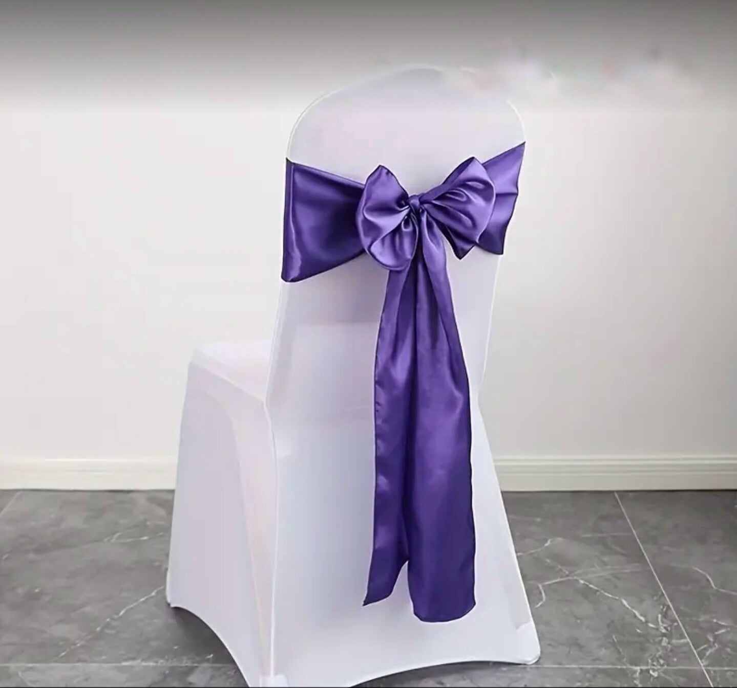 Noeud en satin violet foncé
