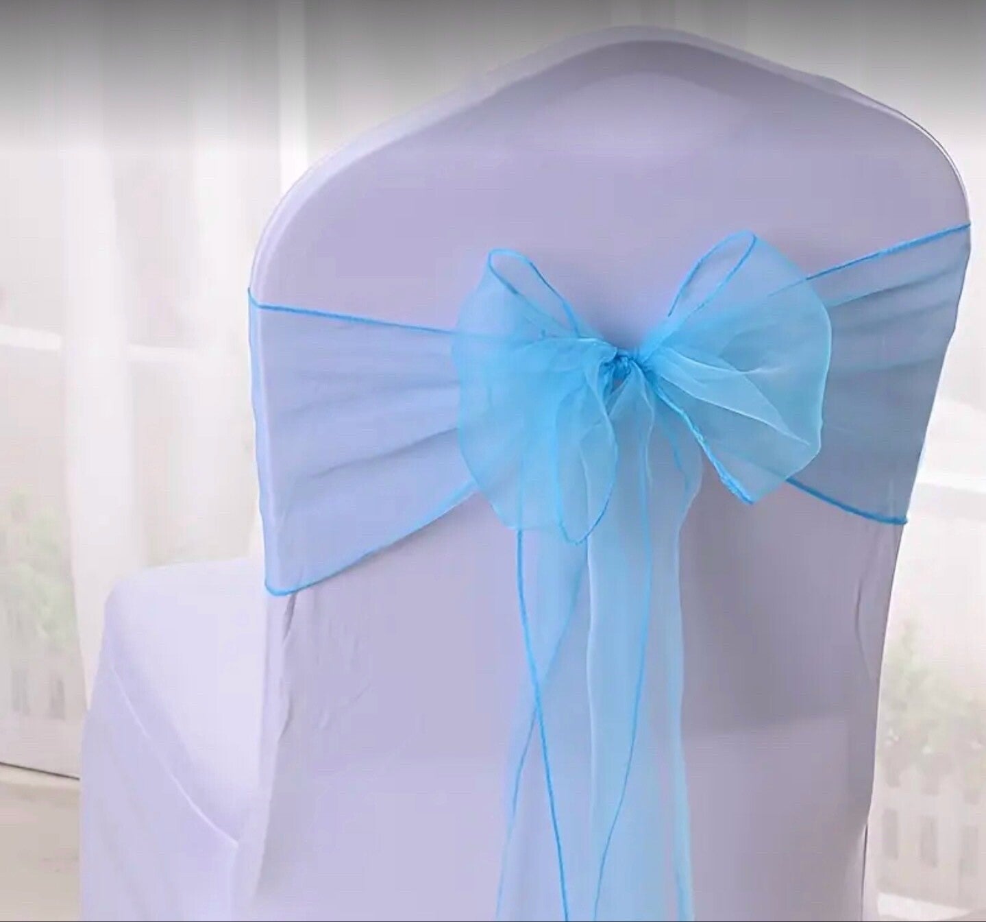 Noeud en organza bleu ciel
