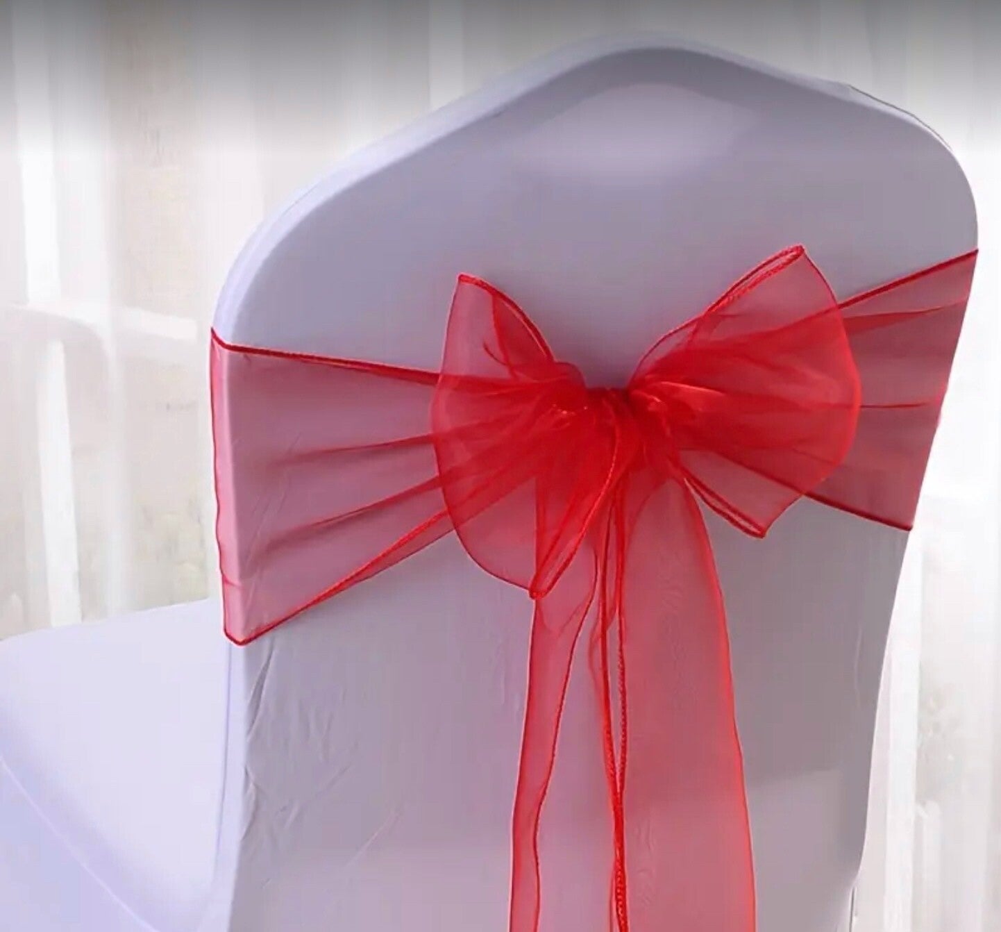 Noeud en organza rouge vif