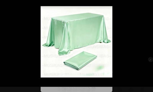 Nappe en satin vert clair