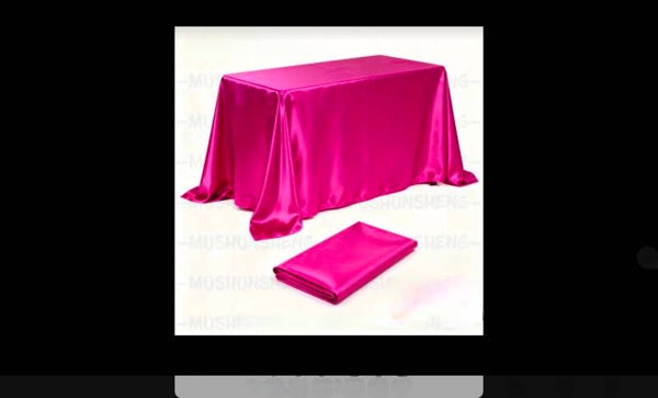 Nappe en satin rouge rosé