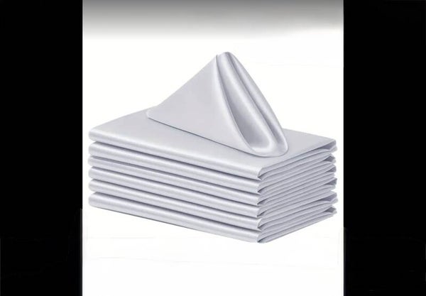 Serviette en satin argenté