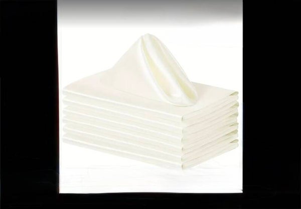 Serviette en satin blanc cassé