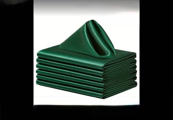 Serviette en satin vert noirâtre