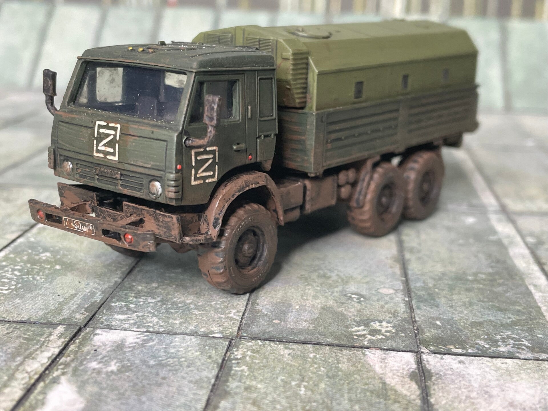 Diecastdiorama KAMSHRU01 | Kamaz 5350 Army Truck with Armored Shelter