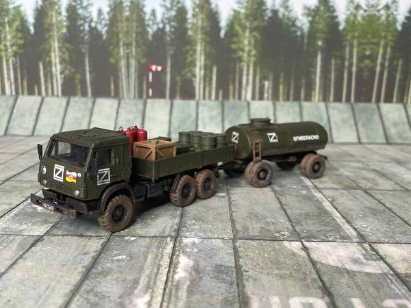 Diecastdiorama KAZCARGRU01 | Kamaz 5350  Cargo truck + Oil trailer & Cargo