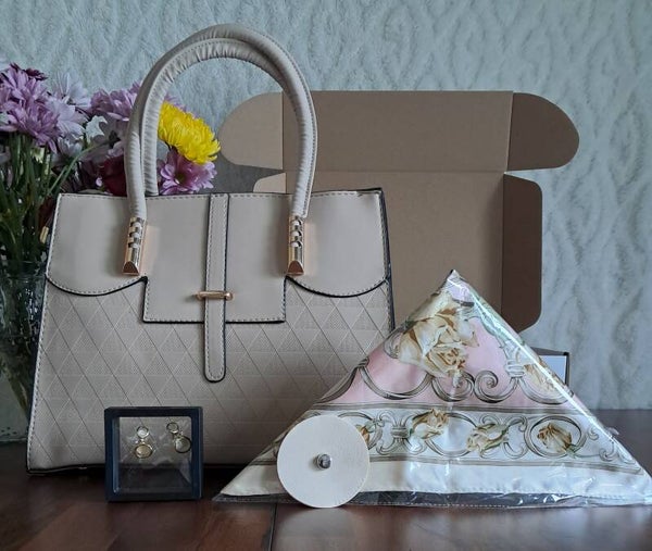 Light beige purse box