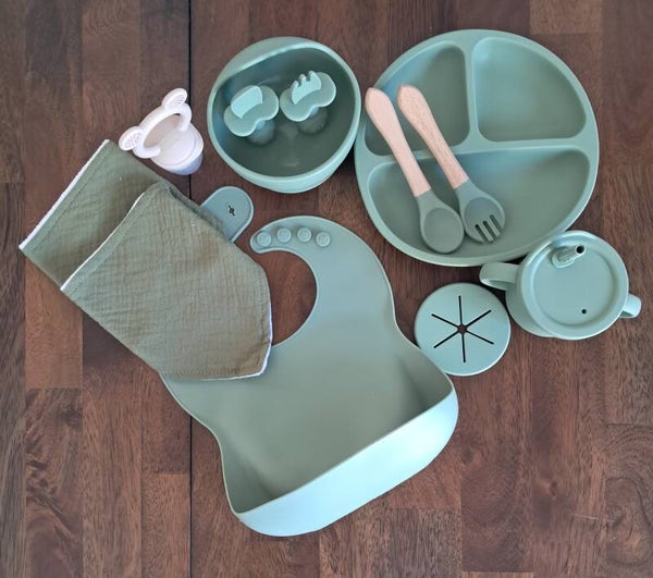 Green baby feeder box