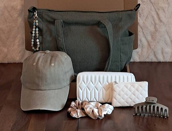 Women's tote purse and wallet box.