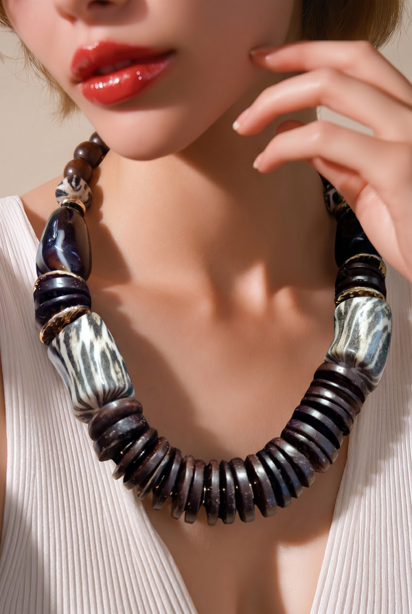 Collier bois et résine chocolat