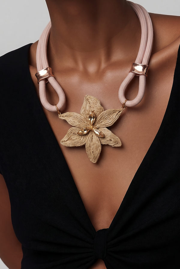 Collier 762 cordon beige fleur
