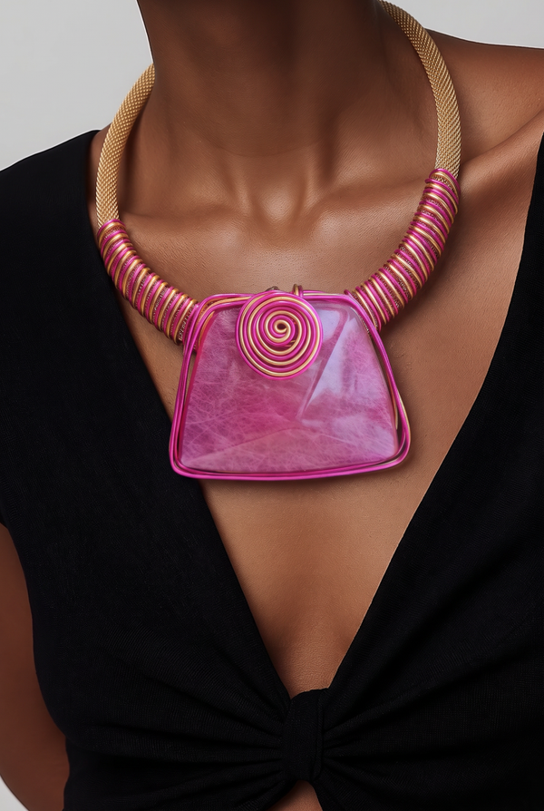 Collier 814 cabochon rouge rosé