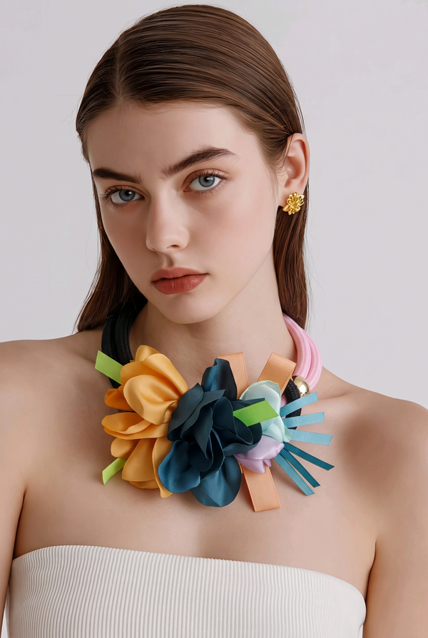 Collier 850 fleurs soie