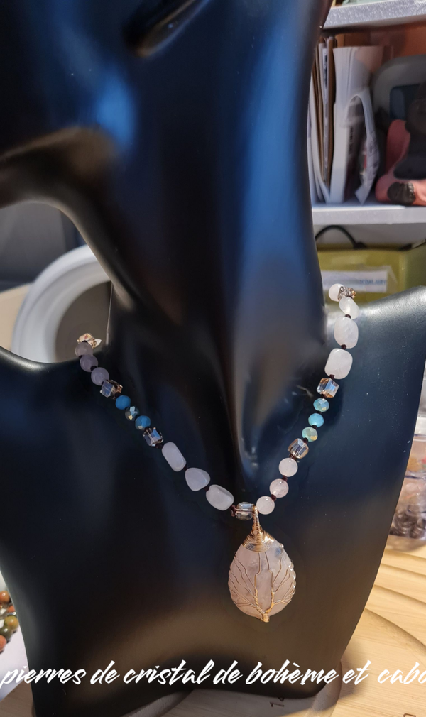 Collier 416 pierres de cristal et cabochon quartz rose