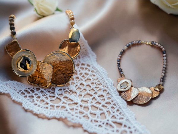 Collier 678 pierre de Lune et pièces émaillées