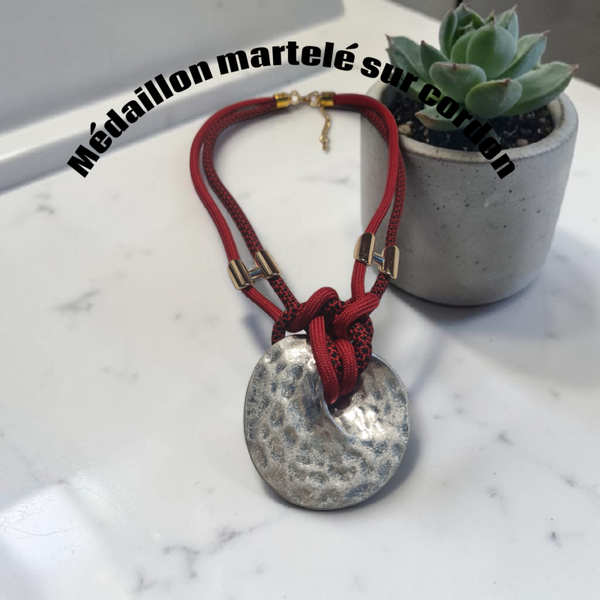 Collier 695 cordon médaillon acier inoxydable