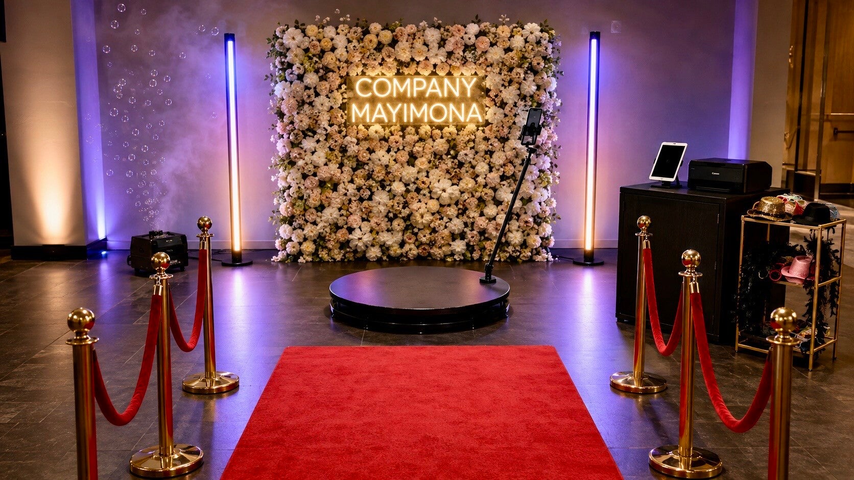 360 photobooth-opstelling met rode loper en bloemenwand van Company Mayimona