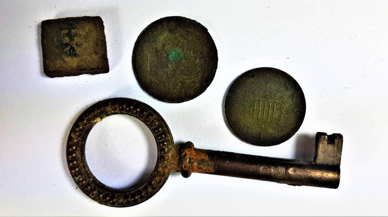 Afbeelding vondsten muntgewicht, munten en meubelkastsleutel | De Detectorshop