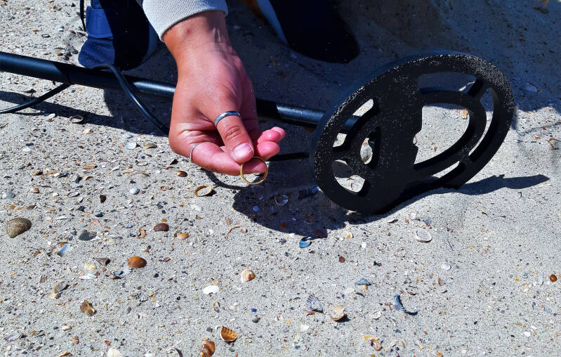 Afbeelding workshop metaalzoeken strand Vrouwenpolder | Metaalzoekworkshop