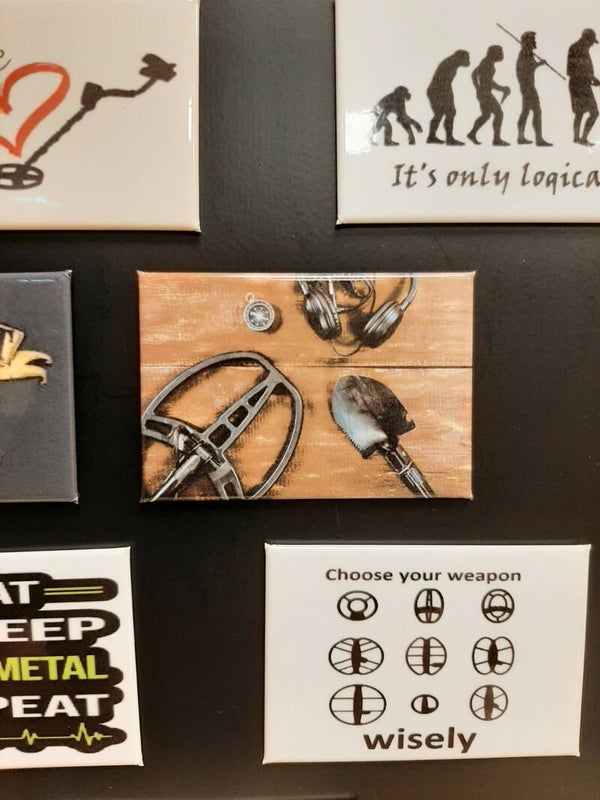 DD - Koelkastmagneet Metal detecting on wood