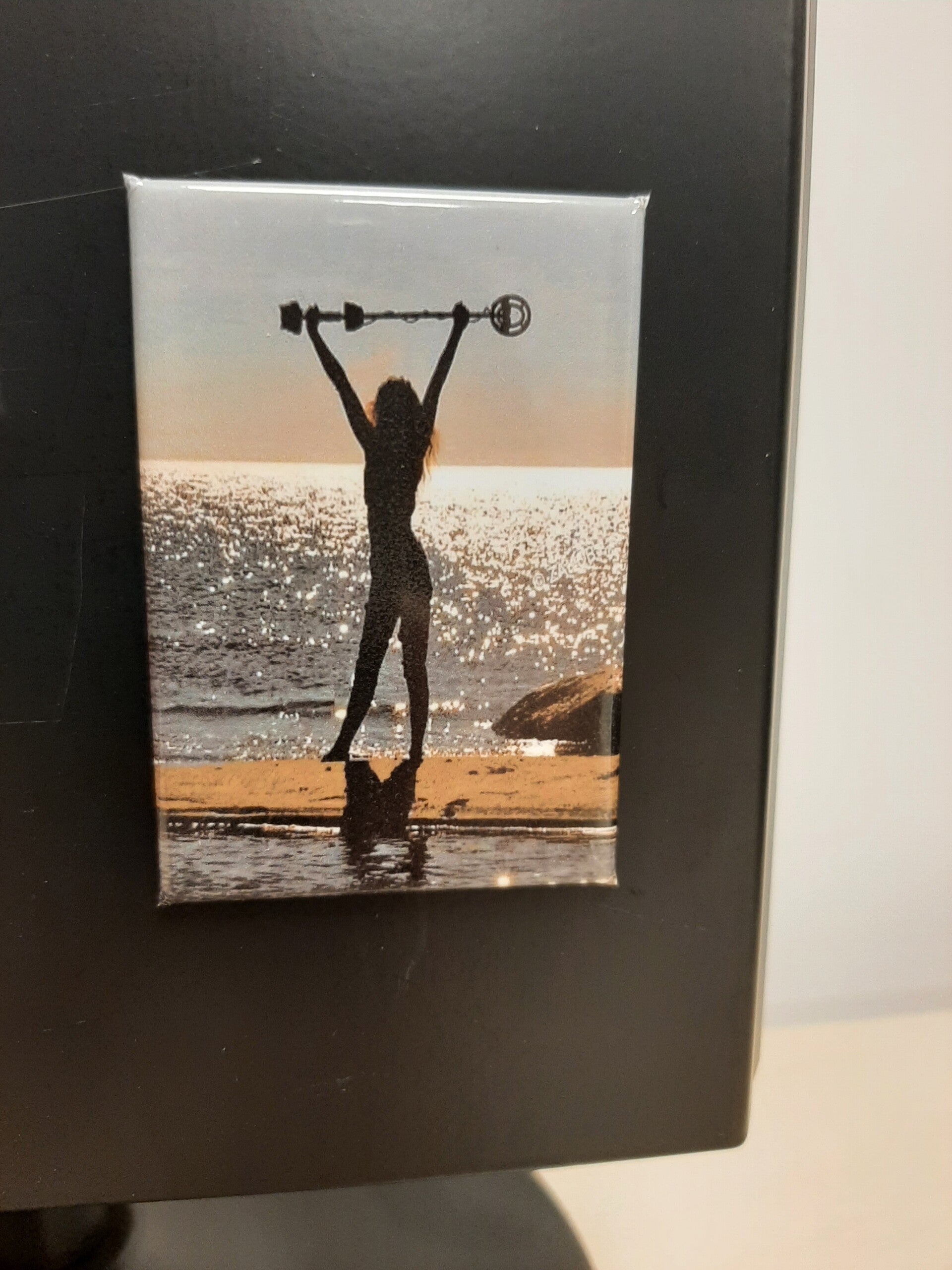 DD - Koelkastmagneet Detecting beach lady