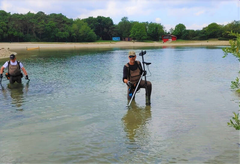 Wim met kronuiten in de recreatieplas metaalzoeken | De Detectorshop
