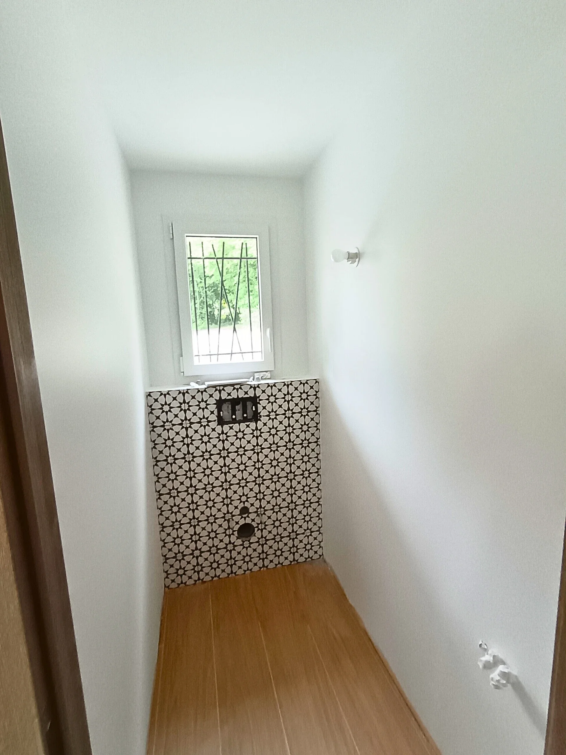 Plafond blanc mat et murs velours alkyde dans une chambre neuve à Choisy