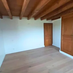 Travaux peinture plafonds et sol bois naturel dans maison traditionnelle gamme à Annecy – parquet contrecollé finition mate