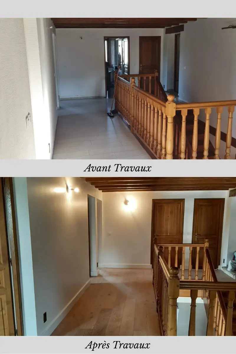 Rénovation couloir et escalier Annecy : avant rambarde bois et murs ternes, après éclairage soigné et murs rafraîchis