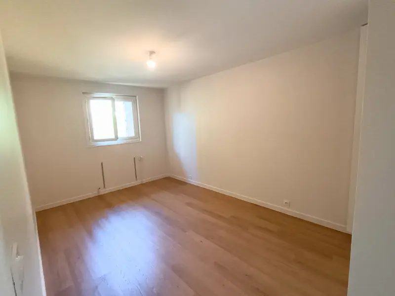 Application de la peinture velours sur les murs d'une chambre rénovée à Poisy
