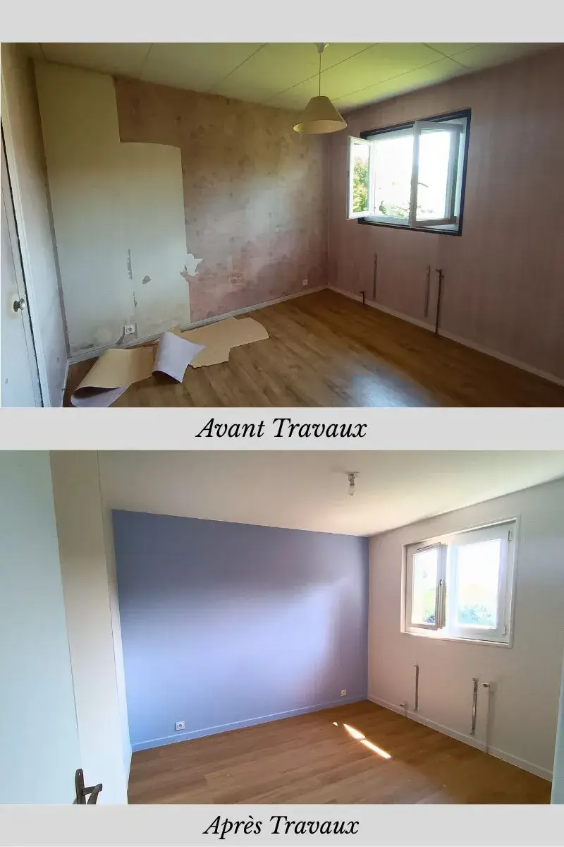 Ancienne chambre avec papier peint abîmé avant travaux de peinture à Poisy