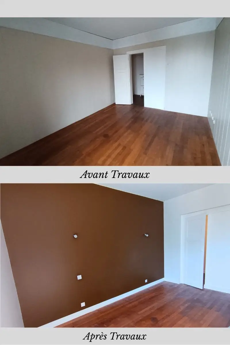 Ancien plafond fissuré et mur en crépi avant rénovation à Annecy