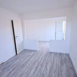 5. Pose de parquet stratifié gris clair dans chambre moderne