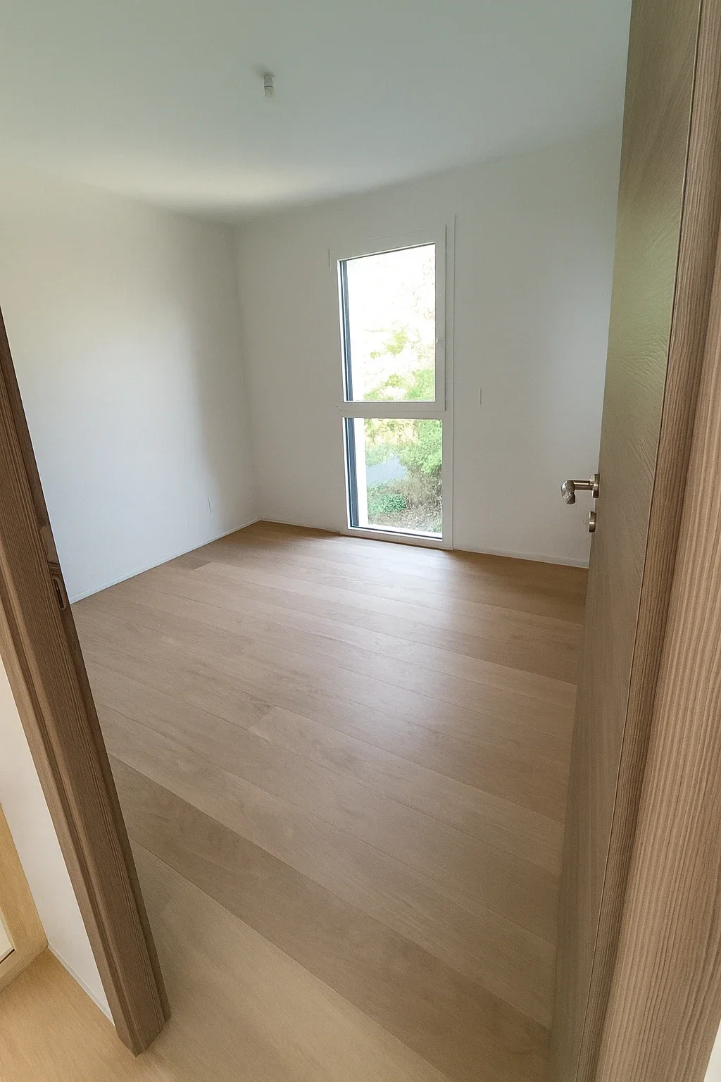 Application de peinture alkyde blanche sur plafonds et murs – chantier à Choisy