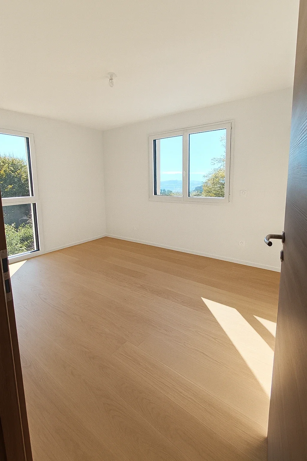 Salon lumineux peint en finition alkyde et parquet clair posé par J.G Rénovation