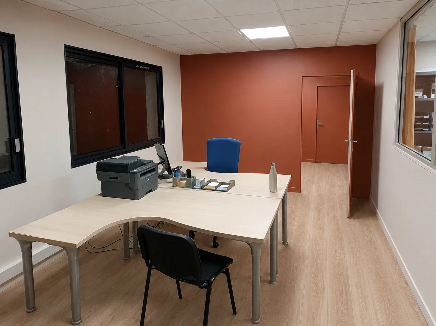 Création d'un mur d'accent terracotta dans des bureaux à Chavanod