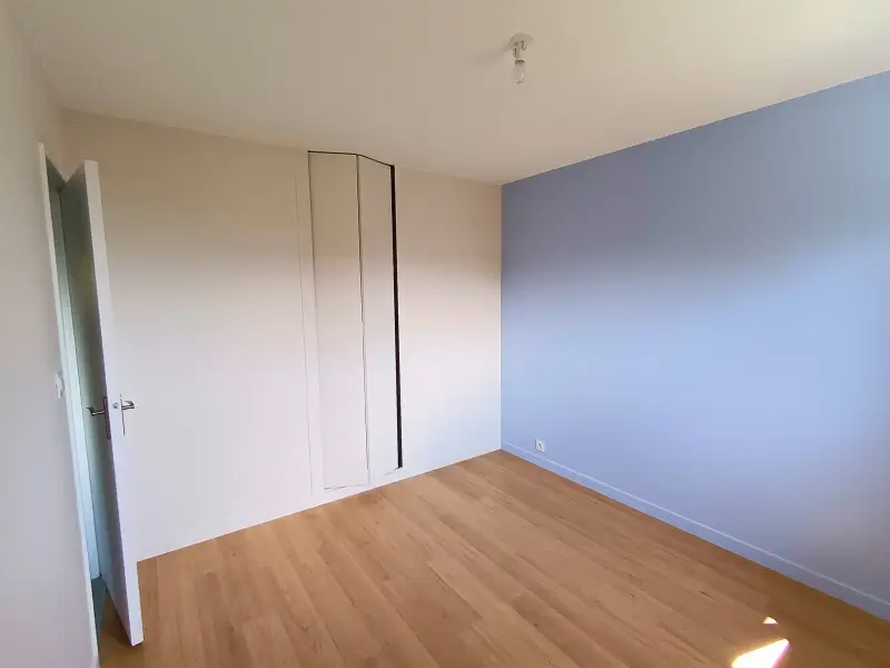 Mur en peinture velours lessivable dans une chambre rénovée à Poisy