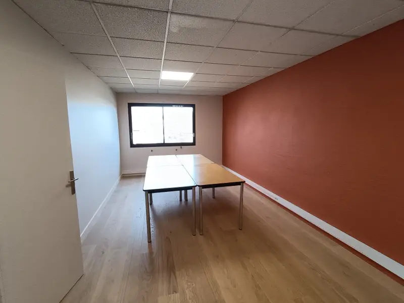 Finitions de peinture dans des locaux professionnels rénovés à Chavanod