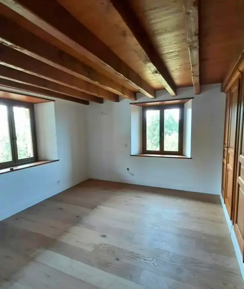 88 m² de parquet chêne posé en continu du couloir aux chambres à Thusy