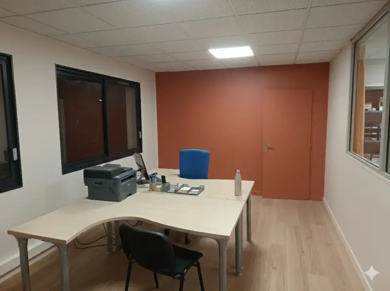 Ratissage à l'enduit de lissage des murs de bureaux à Chavanod