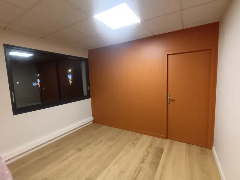 Peinture des fenêtres et boiseries dans des bureaux professionnels à Chavanod