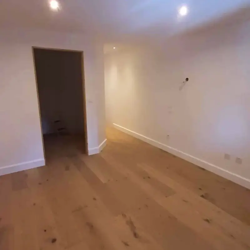 Chambre rénovée à Thusy avec parquet chêne collé et murs en peinture velours