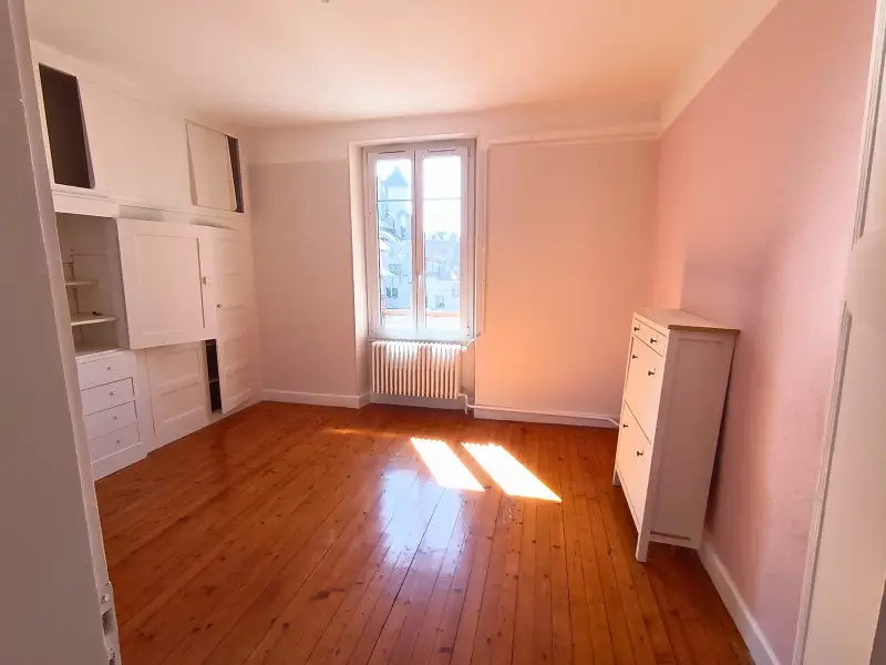 Salon rénové sans traces dans un appartement ancien d'Annecy