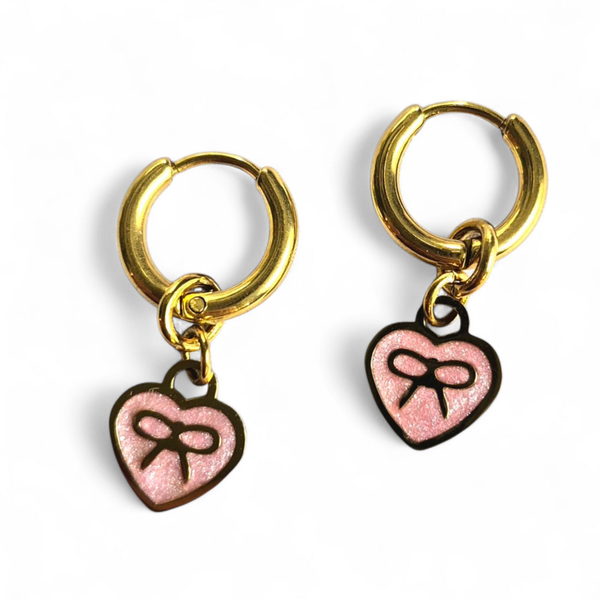 Kindercreolen met hartje van roze glitteremaille en goudkleurig strikje