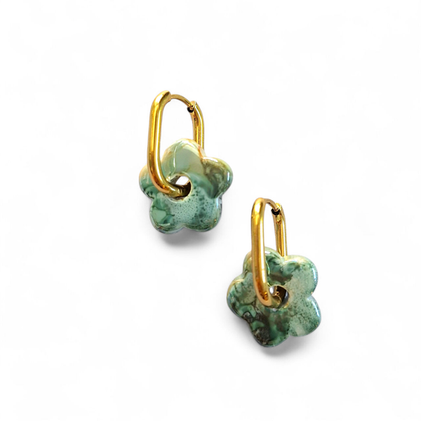 Ovale hoops met groen keramieken bloemetje