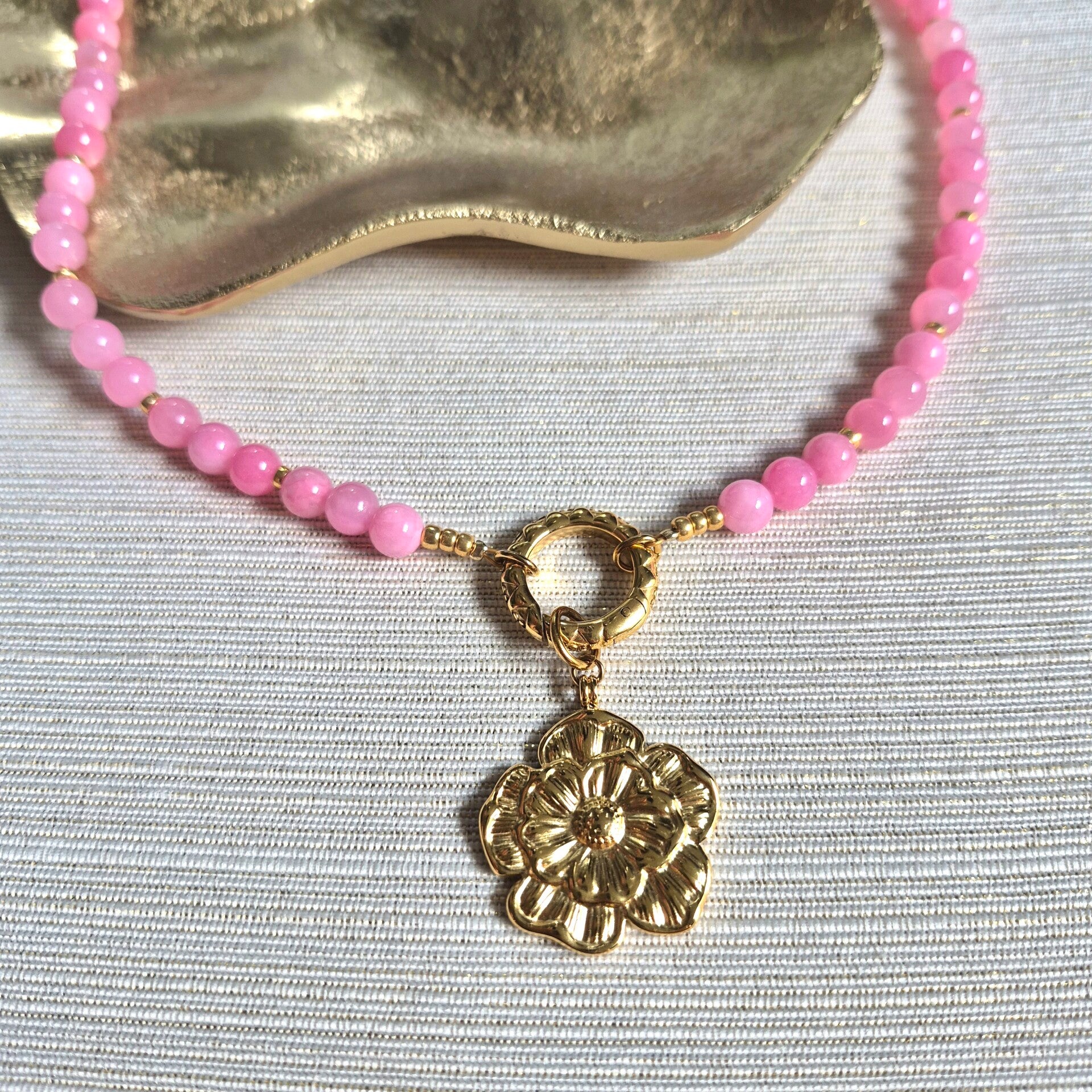 Ketting van roze calciet met RVS bloembedel
