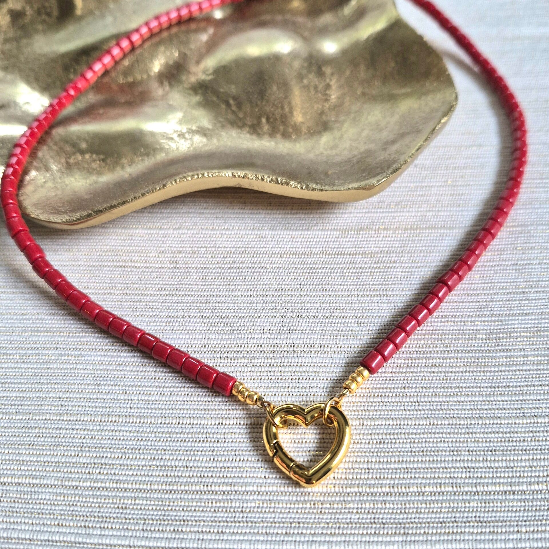 Ketting van synthetisch koraal met hartvormige clasp