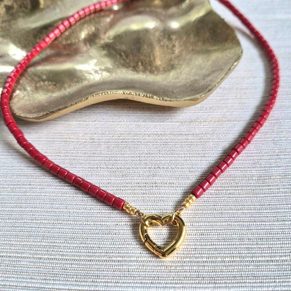 Ketting van synthetisch koraal met hartvormige clasp