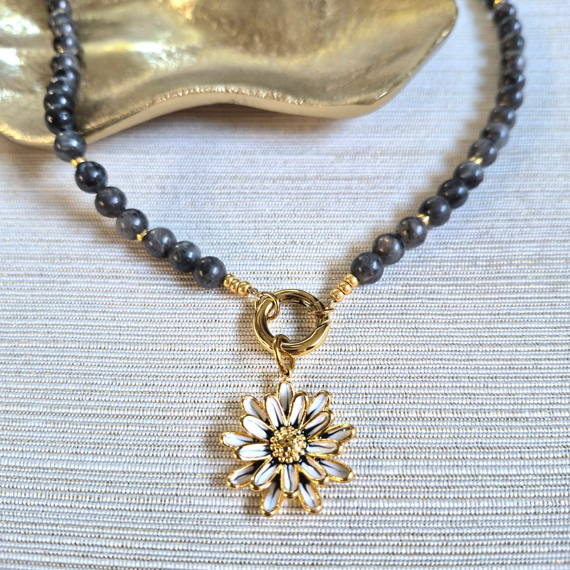 Ketting van labradoriet met bloem bedel